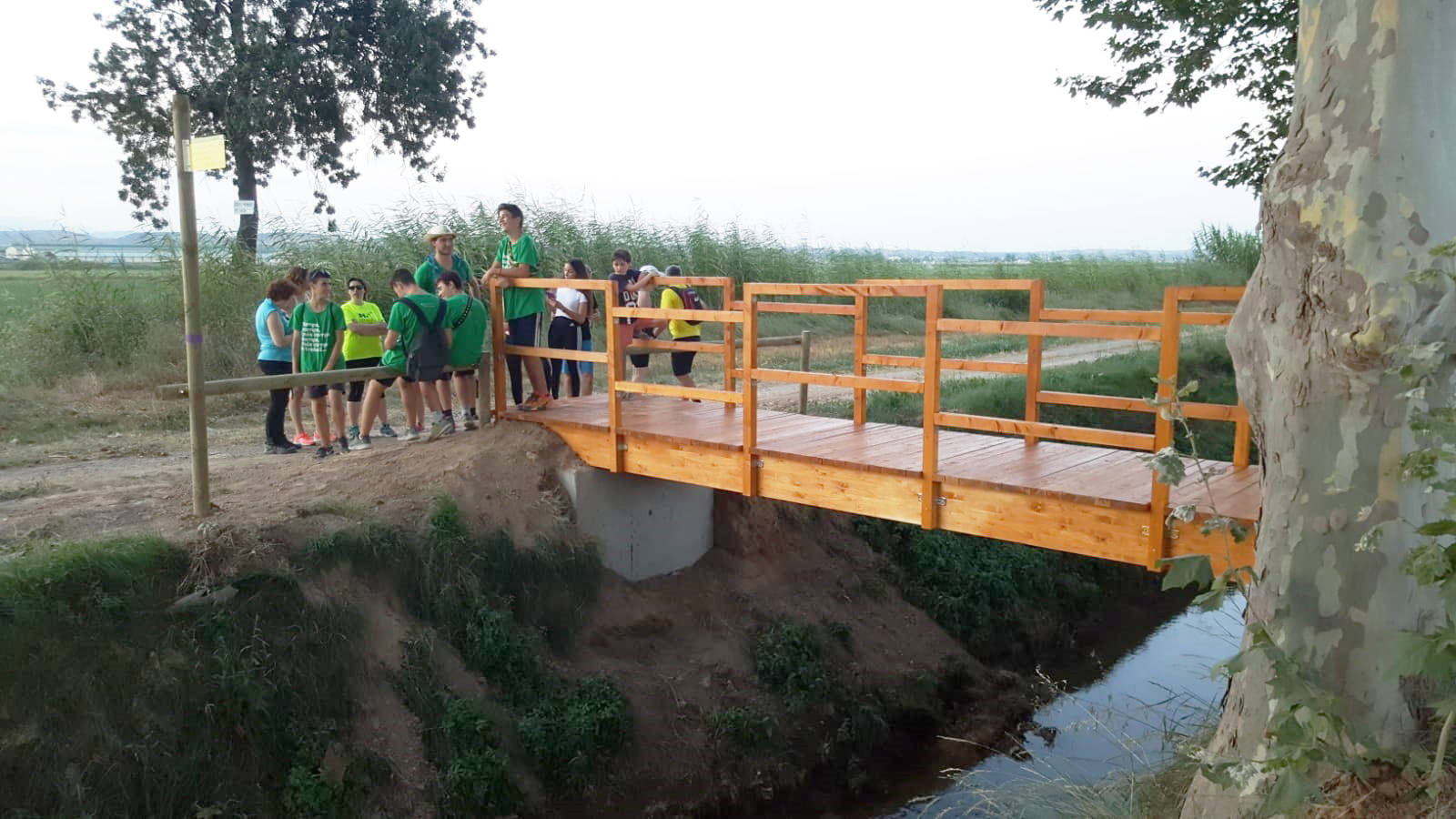 Linyola estrena passarel·la de fusta al camí de Montgai   